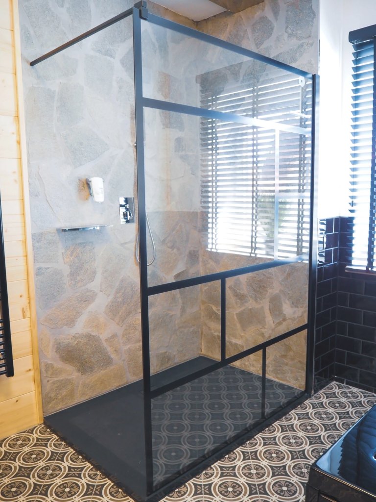 Alpenliebe Appartement 3 in Inzell - modernes Bad mit großer Dusche