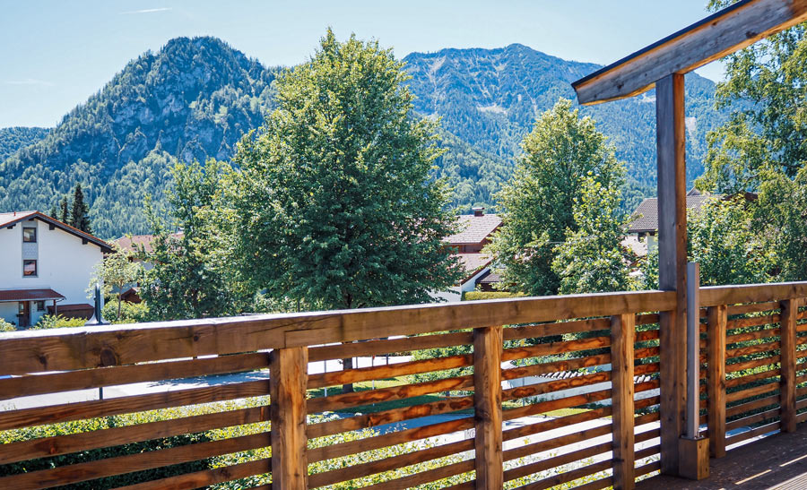 Balkon mit Bergblick in den Ferienwohnungen Alpenliebe in Inzell